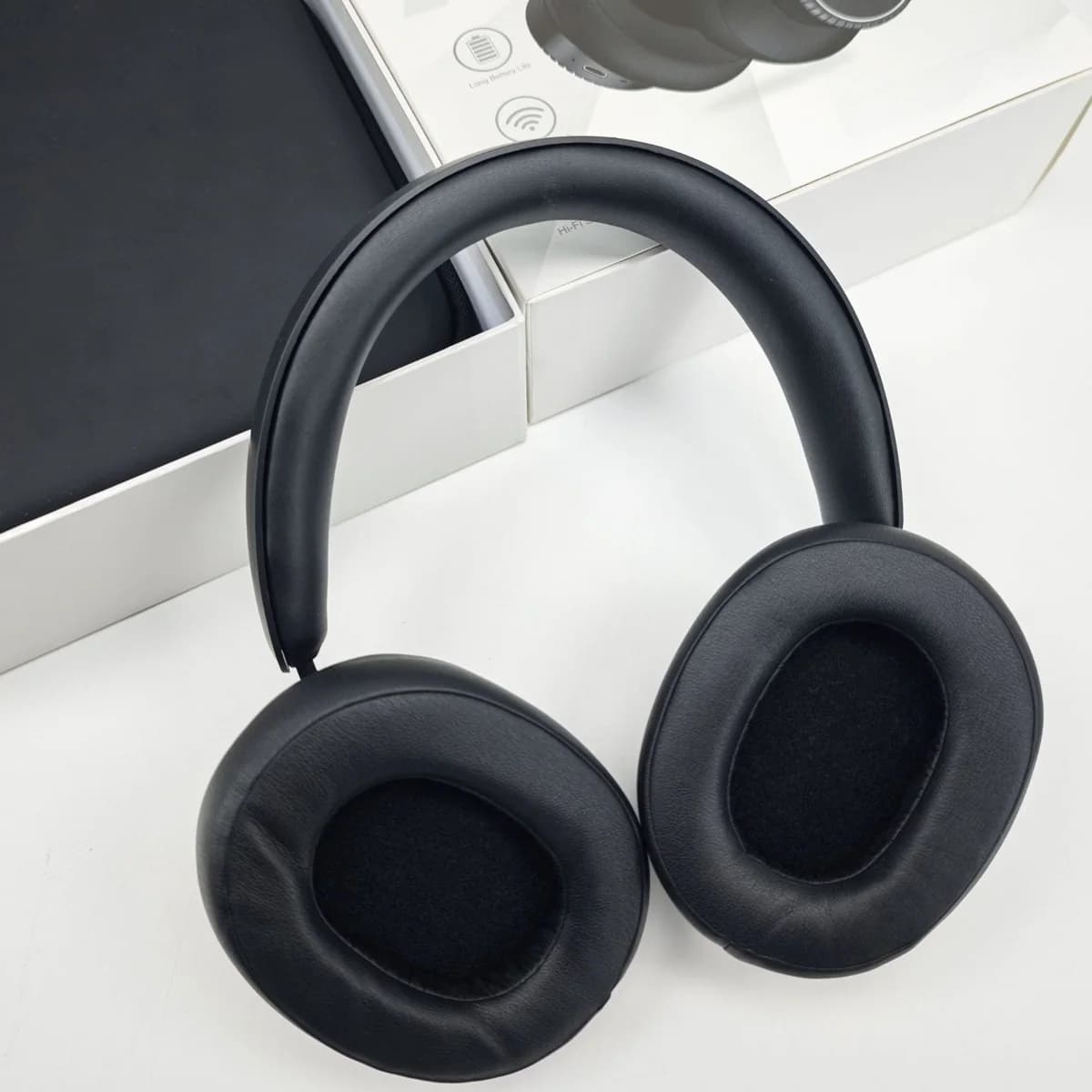 Trådlösa Bluetooth-hörlurar över örat med brusreducering och fodral