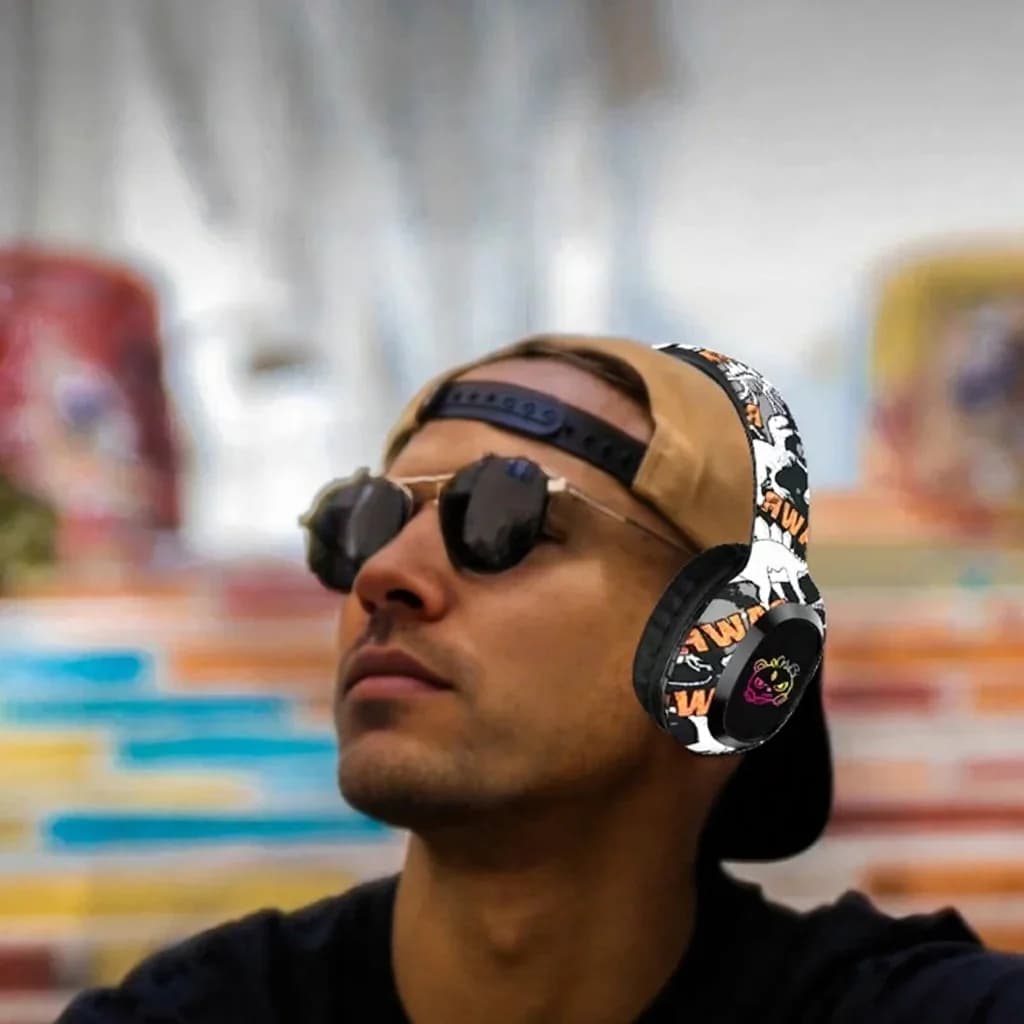 On-ear Bluetooth-hörlurar med FM-radio och LED-ljus